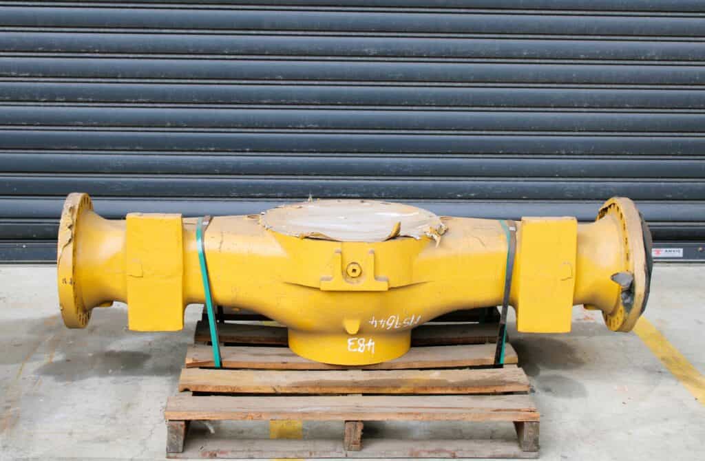 Heavy-duty rebuilt 980G excavator axle housing for optimal performance.